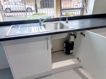 Teapoint with hot water tap